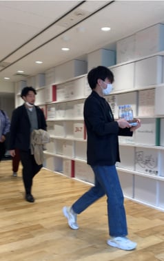 研修プログラム 案内する中村