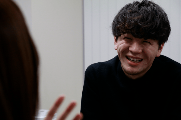 内定承諾依頼が早すぎるエピソードを笑いながら語るインターン生