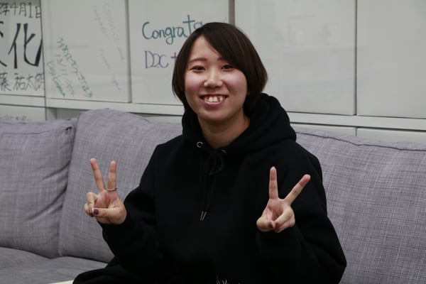 オフィス内リラックススペースでインタビュー