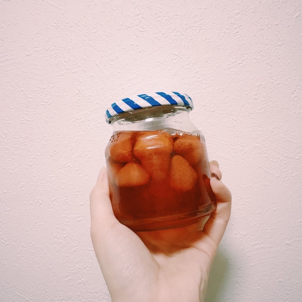 フォトジェニックないちご漬け込み酒