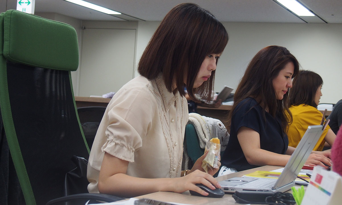 朝ごはんを食べながらパソコンと向き合う岡田